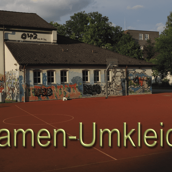 Graffiti-bedeckte Wand der Damenumkleide an einem roten Sportplatz unter einem bew&ouml;lkten Himmel.