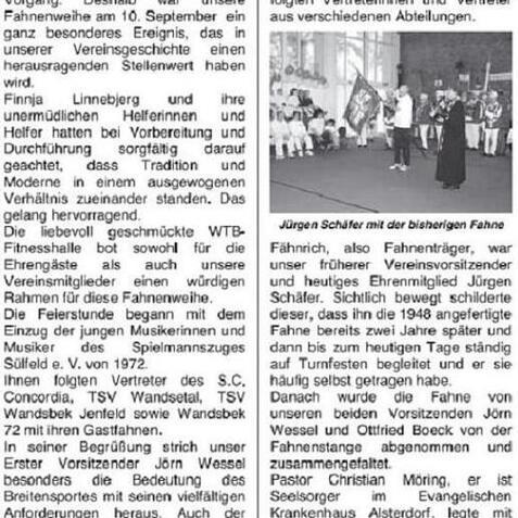 Bericht über die Fahnenweihe eines Vereins mit historischen und aktuellen Gästen, Musikern und Reden in einer Halle.