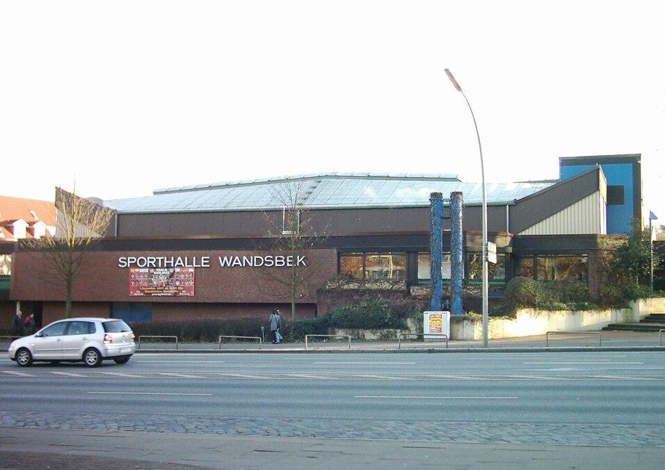 Sporthalle Wandsbek mit moderner Architektur und gro&szlig;en Fenstern, Ansicht von der Stra&szlig;e.