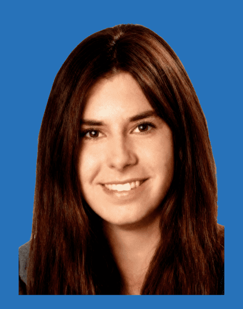 Porträt einer lächelnden Frau mit langen, braunen Haaren vor einem blauen Hintergrund.