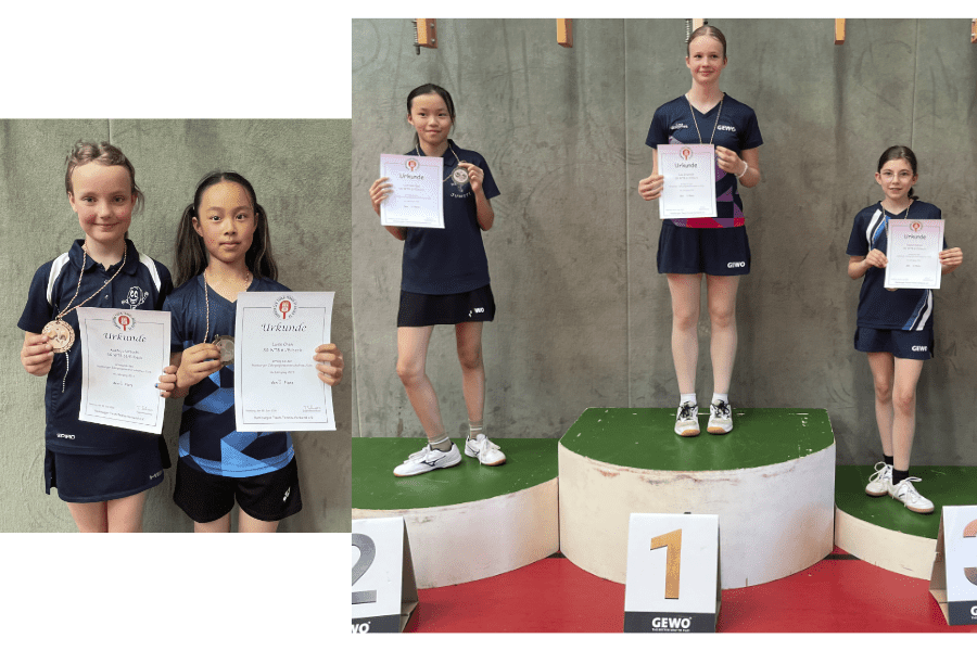 Vier Tischtennisspielerinnen mit Urkunden und Medaillen stehen auf einem Podium.