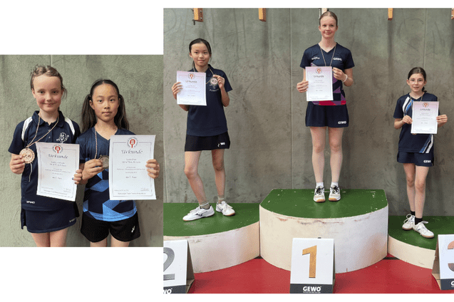Vier Tischtennisspielerinnen mit Urkunden und Medaillen stehen auf einem Podium.