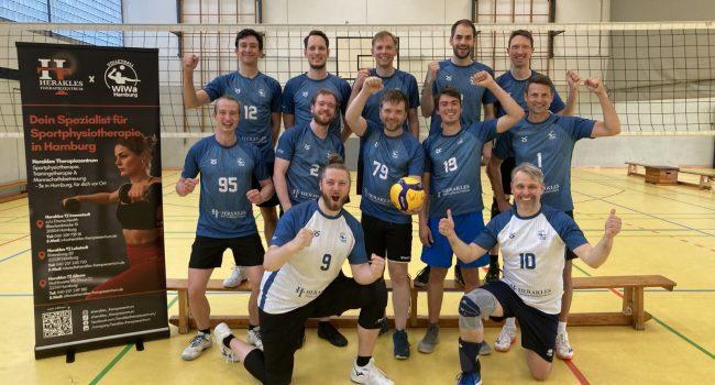 Gruppe von Volleyballspielern in Sportkleidung, posierend vor einem Netz, mit einem Banner im Hintergrund.
