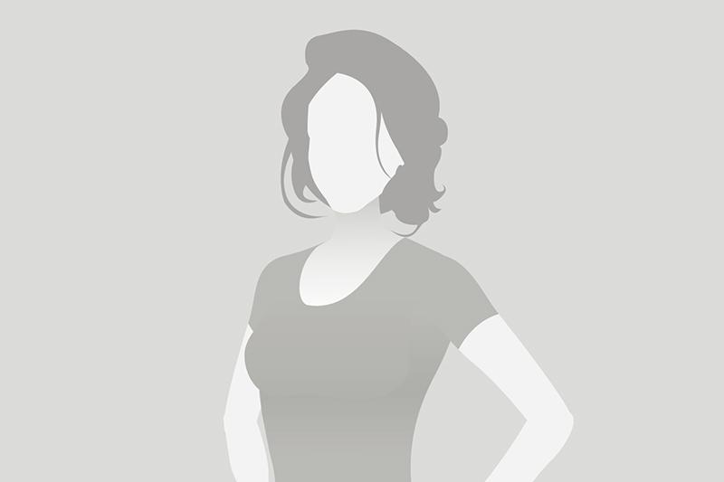 Schlichtes Silhouettenbild einer Frau mit schulterlangen Haaren in einem T-Shirt vor grauem Hintergrund.