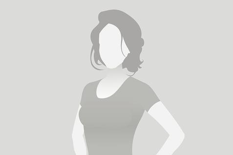Schlichtes Silhouettenbild einer Frau mit schulterlangen Haaren in einem T-Shirt vor grauem Hintergrund.