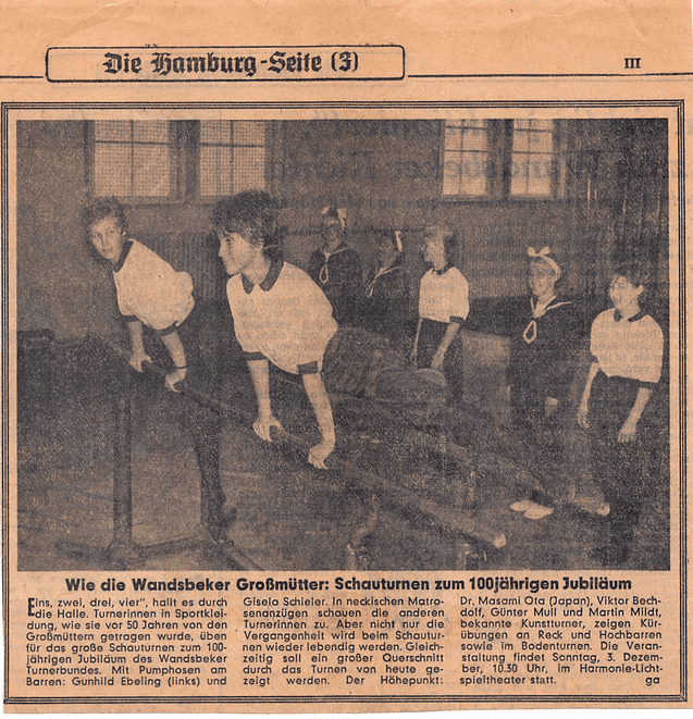 Gruppentraining mit Kindern in Sportkleidung an einem Geräteparcours im Rahmen eines Jubiläums.