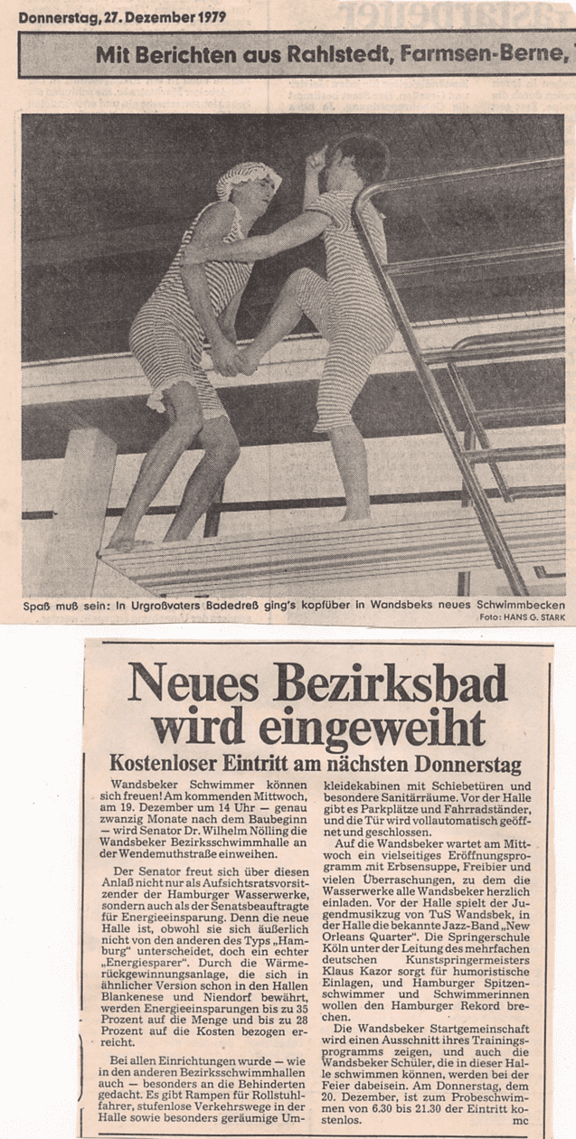 Zwei Kinder in Badebekleidung springen kopfüber in ein Schwimmbecken. Oben ist ein Sprungbrett sichtbar.