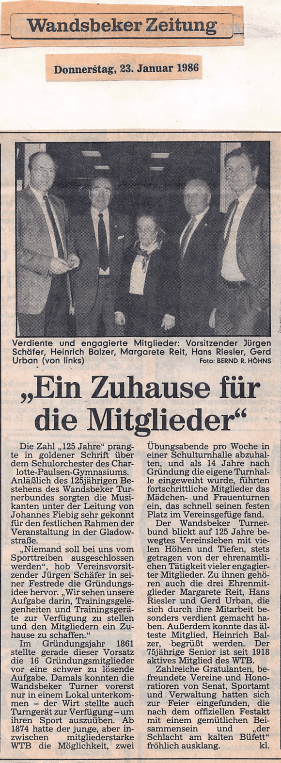 Artikel der Wandsbeker Zeitung vom 23. Januar 1986 zeigt eine Gruppe von fünf Mitgliedern eines Vereins, darunter eine Frau.