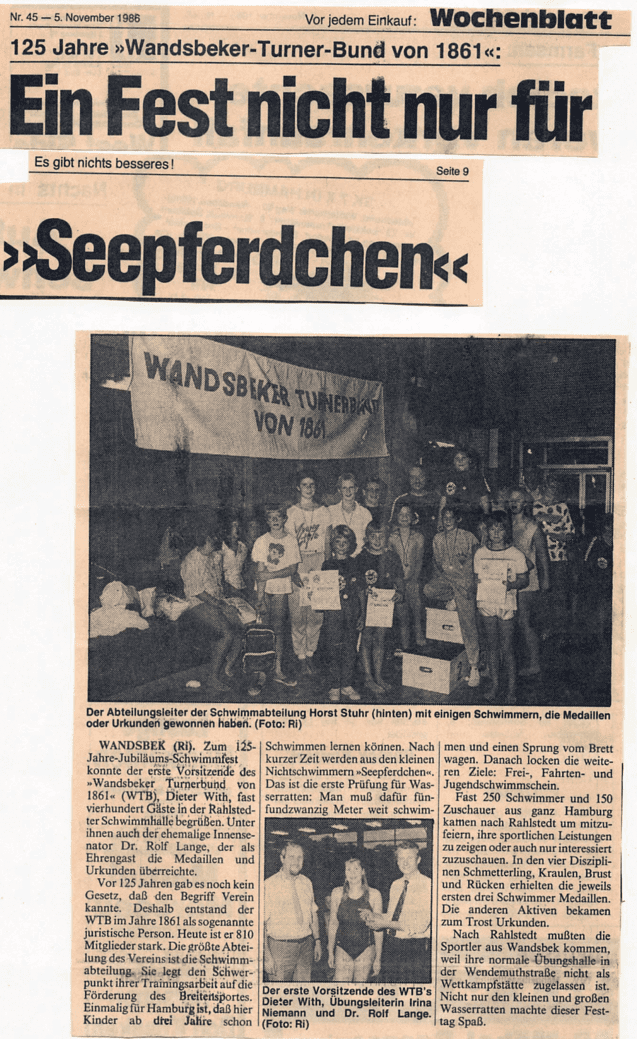 Gruppe von Schwimmern mit Medaillen und Urkunden vor einem Banner des Wandsbecker Turner-Bunds von 1861.