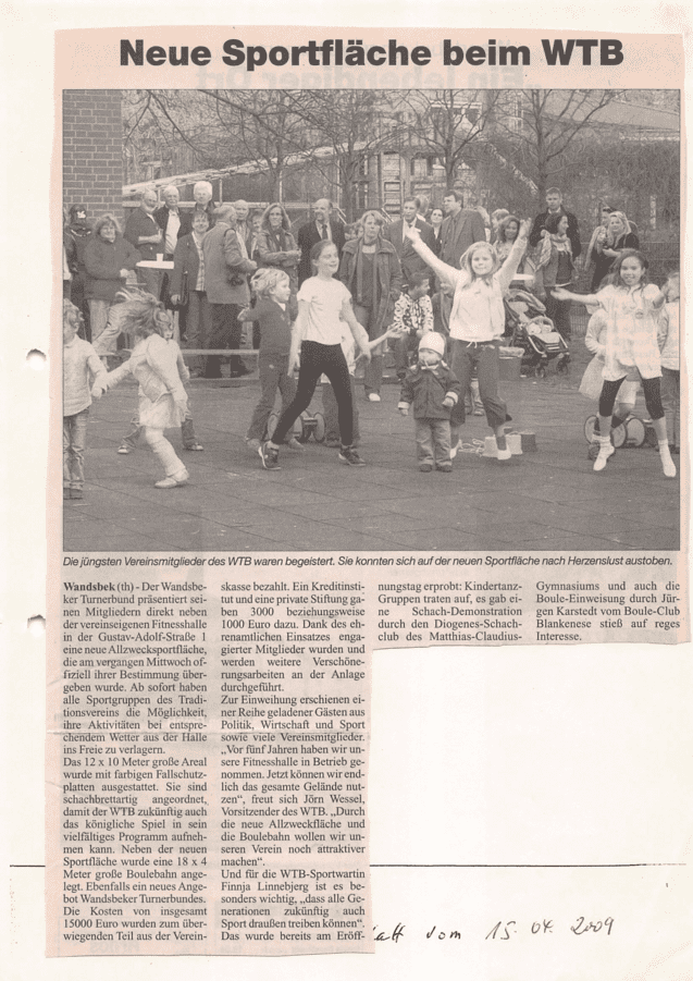 Gruppen von Kindern und Erwachsenen feiern die Eröffnung einer neuen Sportfläche beim WTB, untermalt von fröhlichen Gesichtern.