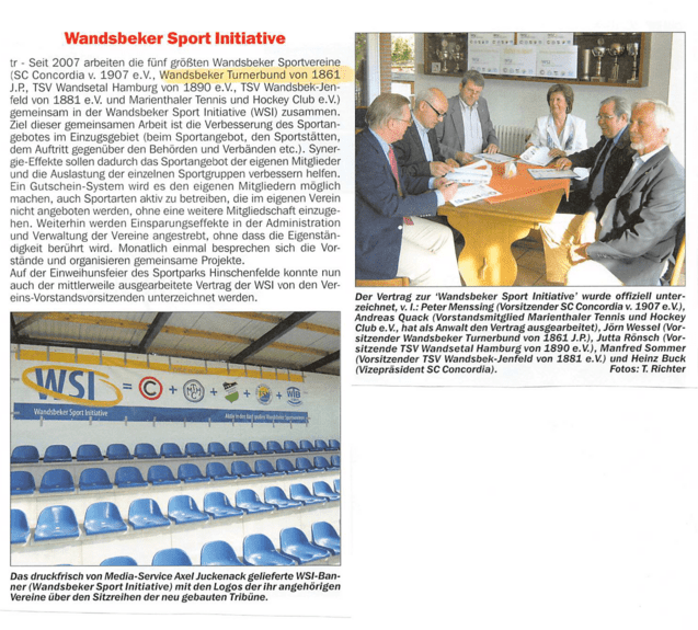 Sitzreihen in einer Sporthalle mit dem Schriftzug „Wandsbeker Sport Initiative“ und einer Besprechung an einem Tisch.