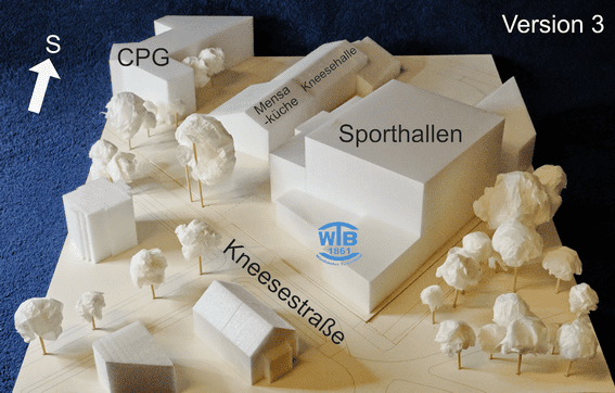Modell einer Campuslandschaft mit Gebäuden, Bäumen und beschrifteten Straßen, Ausrichtung nach Süden.