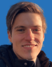 Porträt eines jungen Mannes mit kurzem, blondem Haar und einem lächelnden Gesicht vor blauem Hintergrund.