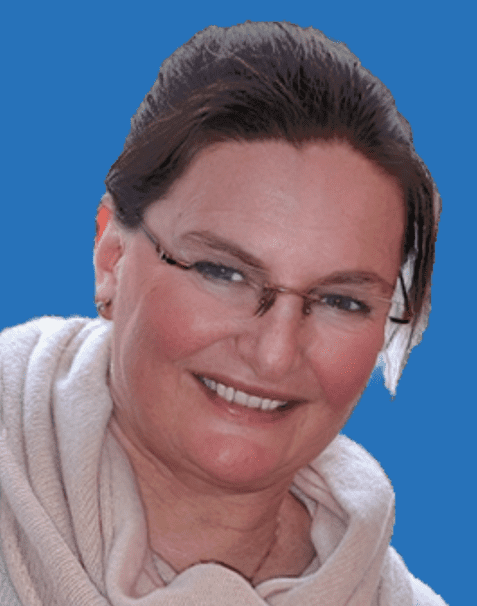 Portrait einer Frau mit Brille und einem hellen Schal, lächelnd vor einem blauen Hintergrund.